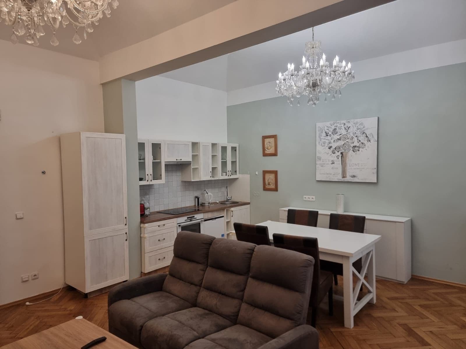 Prenájom bytu 3-izbový 75 m², Americká, Praha, Praha Prenájom bytu 3-izbový 75 m², Americká, Praha, Praha