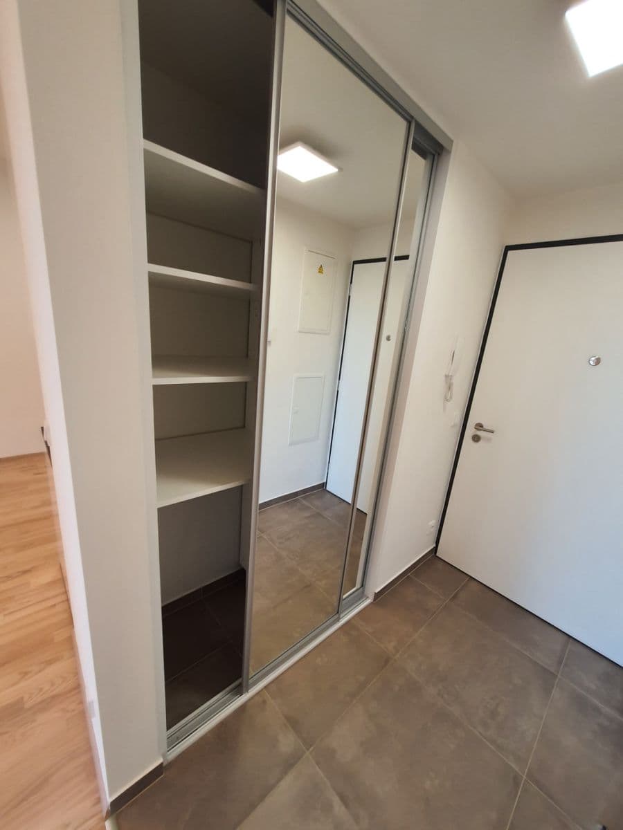 Prenájom bytu 2-izbový 62 m², Mezi Vodami, Praha, Praha Prenájom bytu 2-izbový 62 m², Mezi Vodami, Praha, Praha