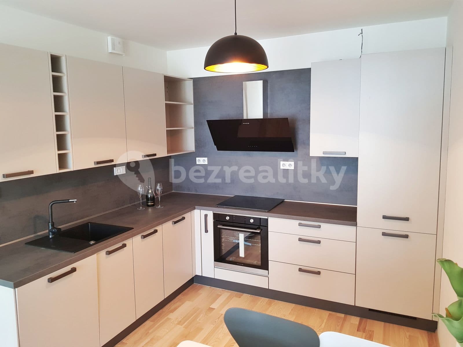 Prenájom bytu 2-izbový 61 m², Mezi Vodami, Praha, Praha Prenájom bytu 2-izbový 61 m², Mezi Vodami, Praha, Praha