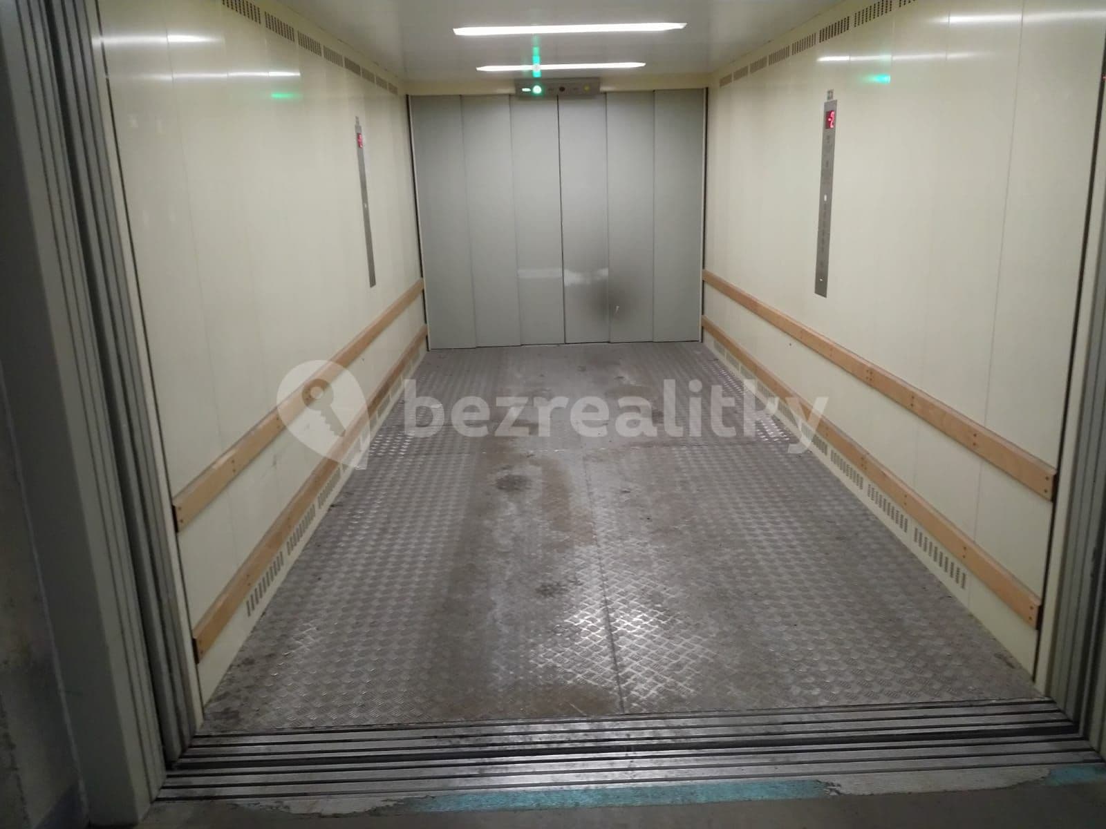 Prenájom garáže 13 m², Řehořova, Praha, Praha Prenájom garáže 13 m², Řehořova, Praha, Praha
