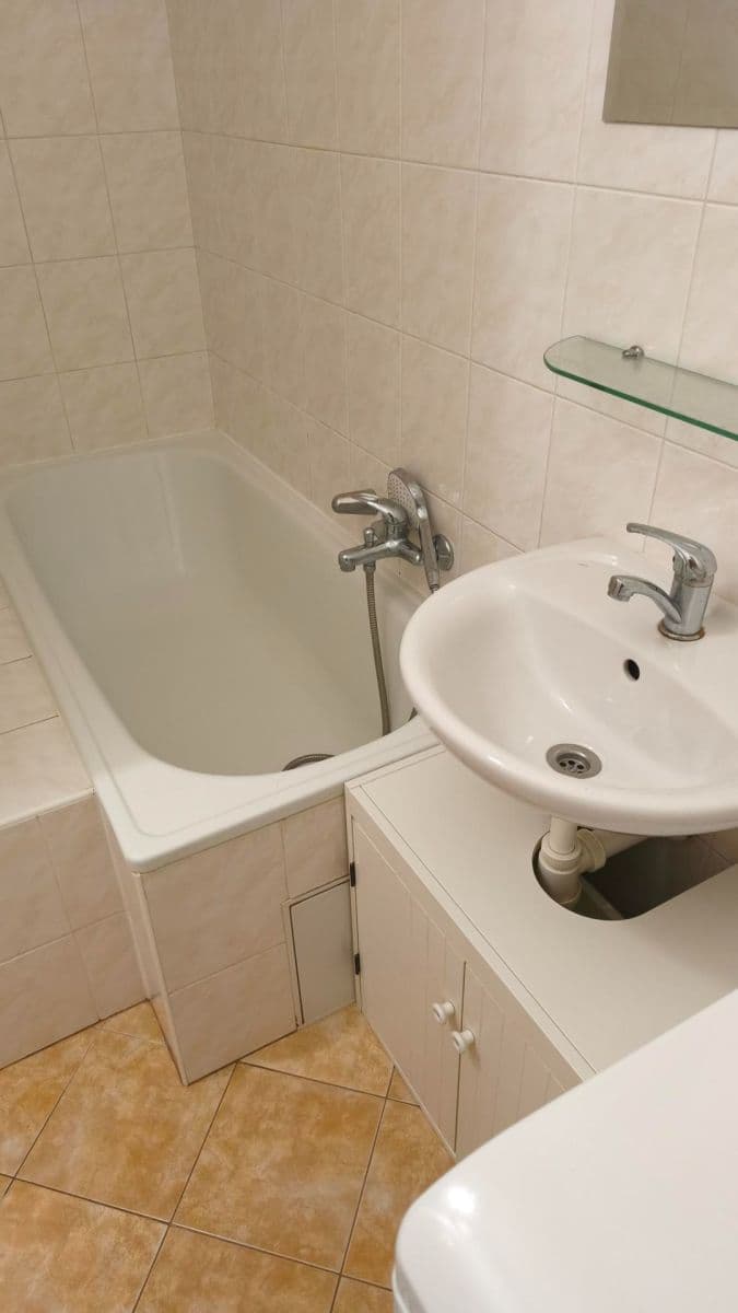 Prenájom bytu 2-izbový 40 m², Čestmírova, Praha, Praha Prenájom bytu 2-izbový 40 m², Čestmírova, Praha, Praha