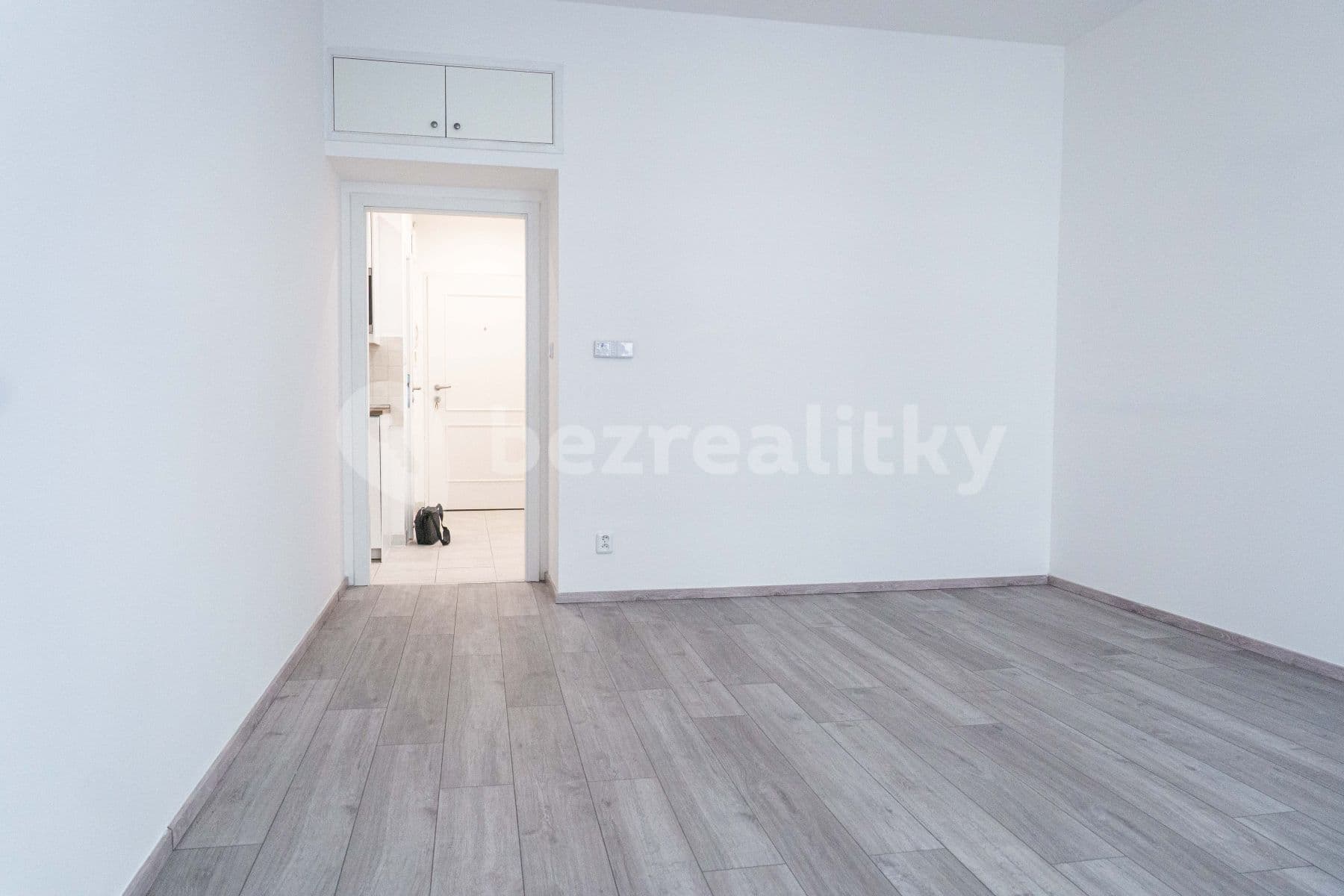 Prenájom bytu 1-izbový 30 m², Ruská, Praha, Praha