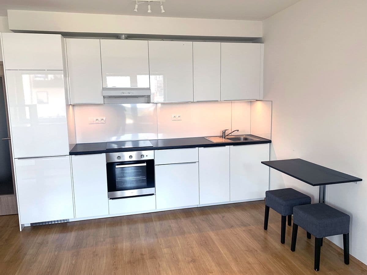 Prenájom bytu 1-izbový 36 m², Škrábkových, Praha, Praha Prenájom bytu 1-izbový 36 m², Škrábkových, Praha, Praha