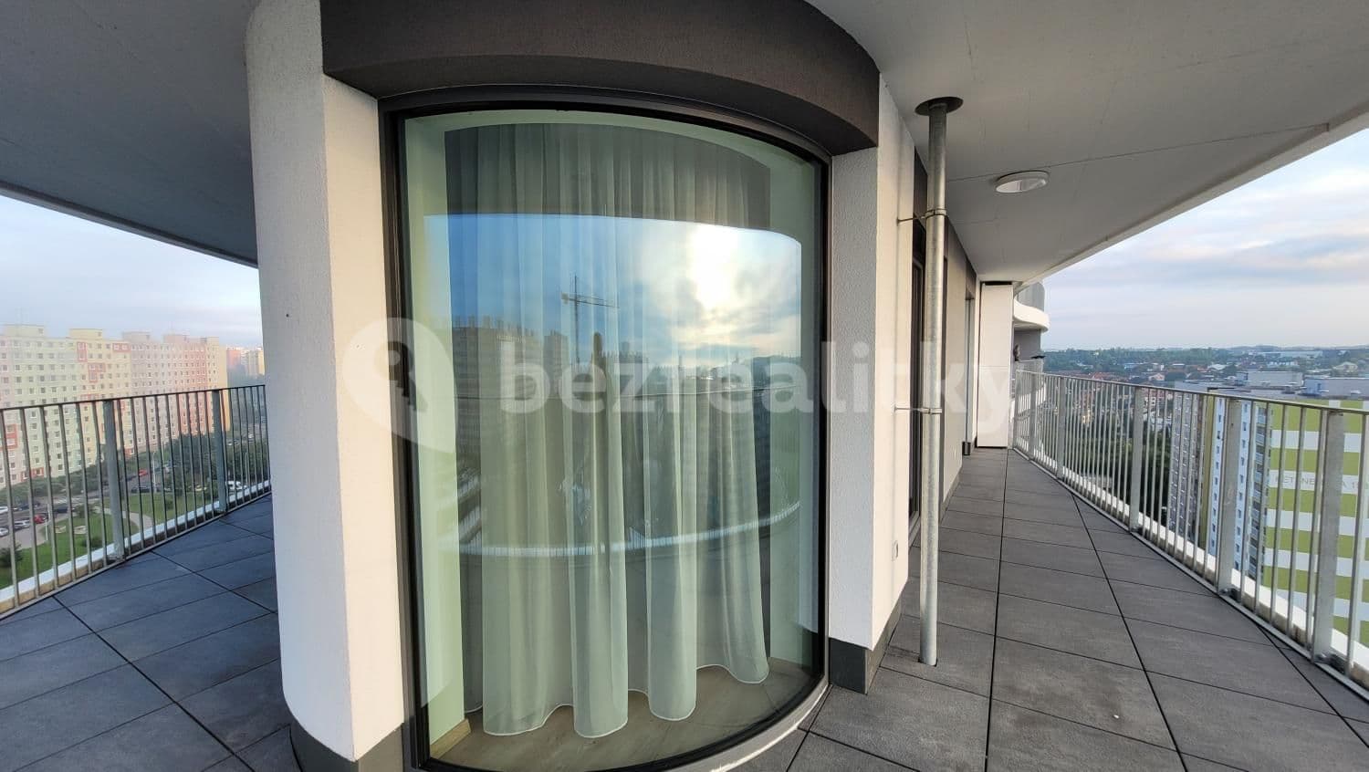 Prenájom bytu 3-izbový 90 m², Mukařovského, Praha, Praha Prenájom bytu 3-izbový 90 m², Mukařovského, Praha, Praha