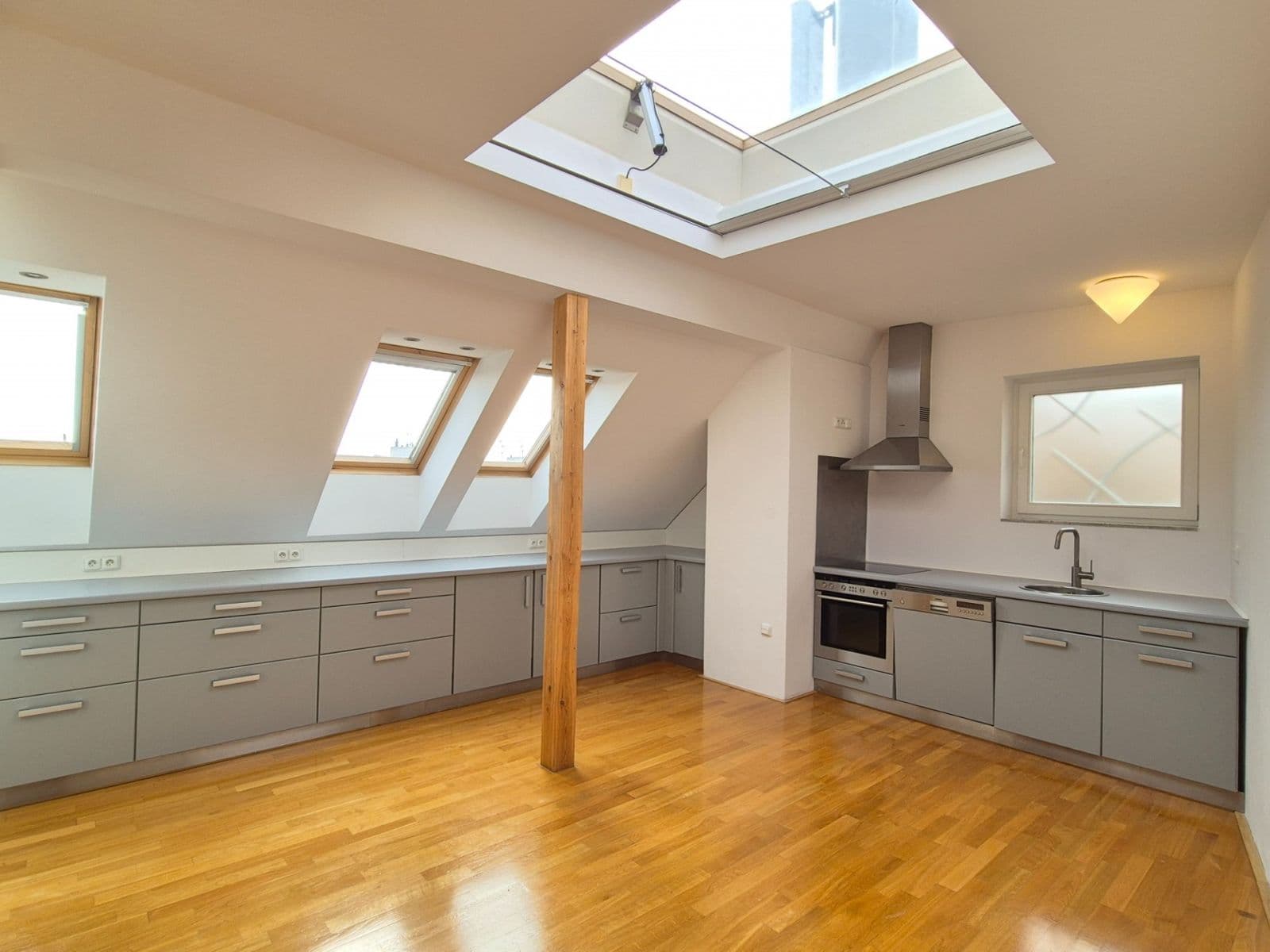 Prenájom bytu 3-izbový 127 m², Uralská, Praha, Praha Prenájom bytu 3-izbový 127 m², Uralská, Praha, Praha