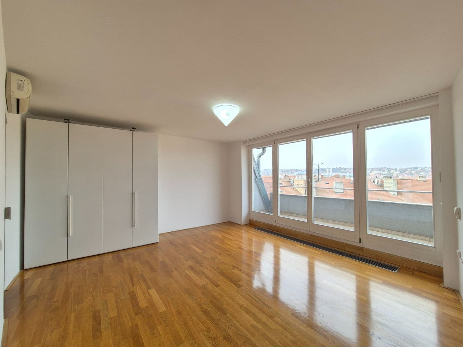 Prenájom bytu 3-izbový 127 m², Uralská, Praha, Praha Prenájom bytu 3-izbový 127 m², Uralská, Praha, Praha