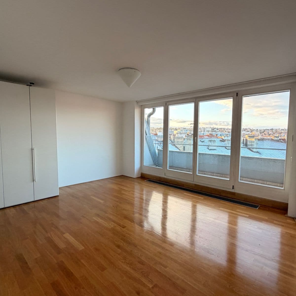 Prenájom bytu 3-izbový 127 m², Uralská, Praha, Praha Prenájom bytu 3-izbový 127 m², Uralská, Praha, Praha