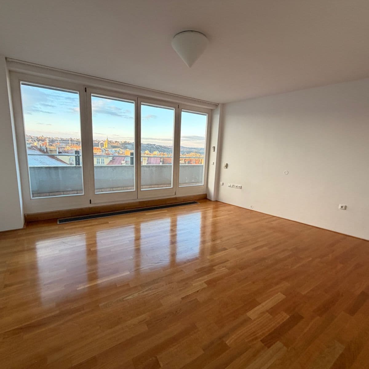 Prenájom bytu 3-izbový 127 m², Uralská, Praha, Praha Prenájom bytu 3-izbový 127 m², Uralská, Praha, Praha