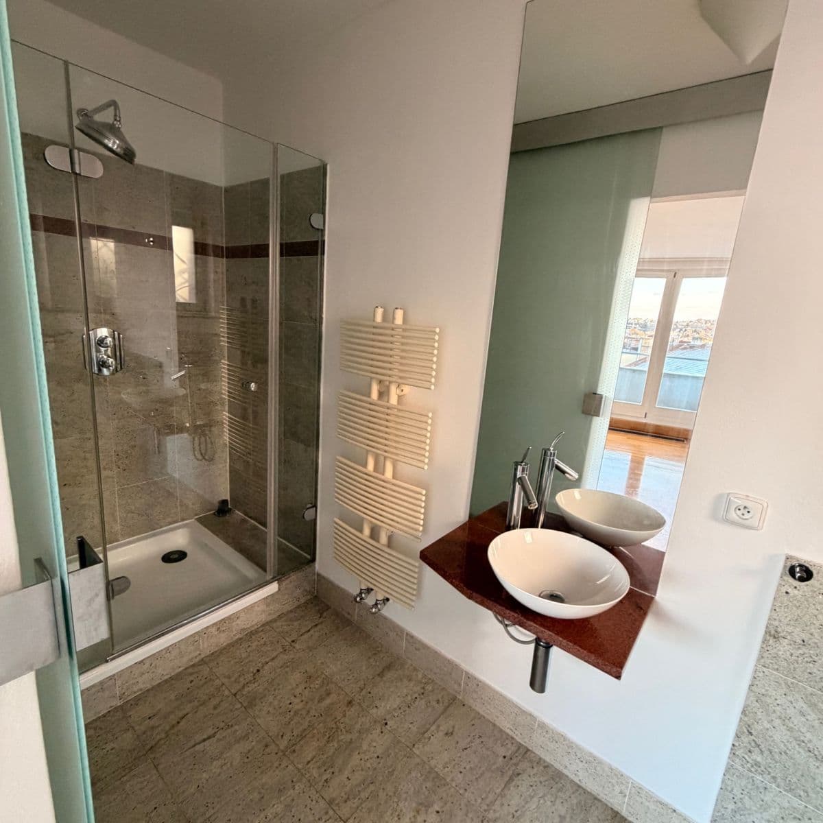 Prenájom bytu 3-izbový 127 m², Uralská, Praha, Praha Prenájom bytu 3-izbový 127 m², Uralská, Praha, Praha