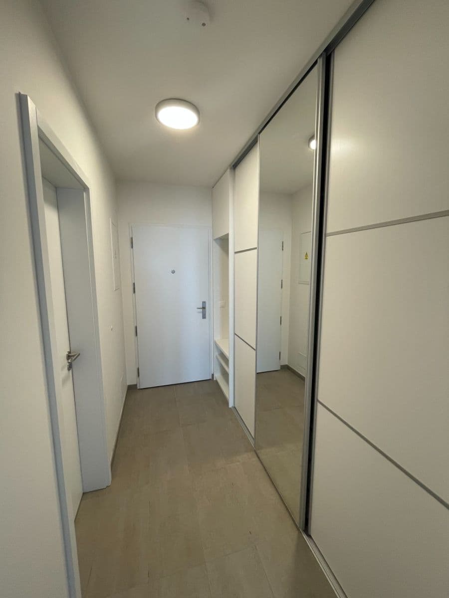 Prenájom bytu 1-izbový 39 m², Zvěřinova, Praha, Praha Prenájom bytu 1-izbový 39 m², Zvěřinova, Praha, Praha