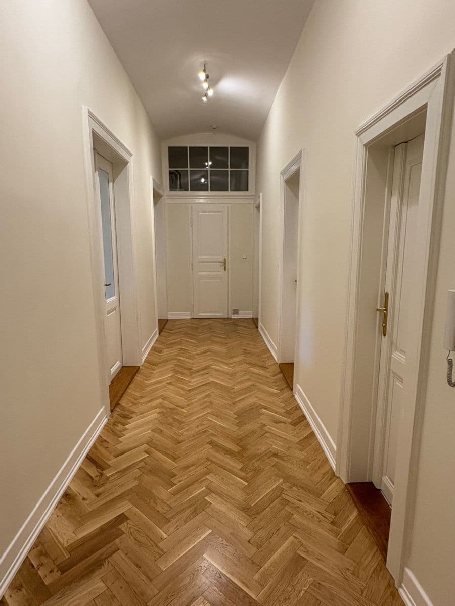 Prenájom bytu 3-izbový 99 m², U Rajské zahrady, Praha, Praha Prenájom bytu 3-izbový 99 m², U Rajské zahrady, Praha, Praha
