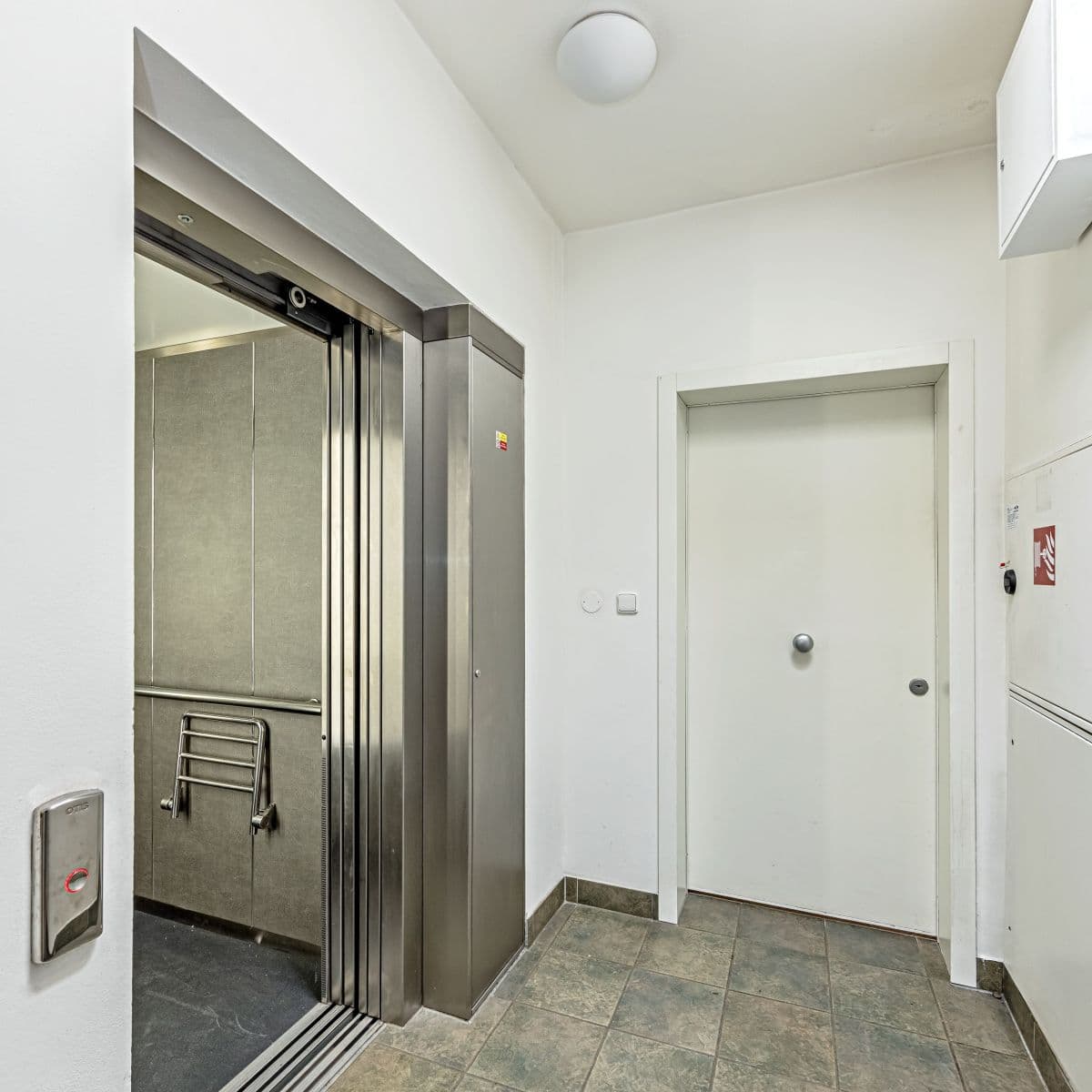 Prenájom bytu 5-izbový 130 m², Paťanka, Praha, Praha Prenájom bytu 5-izbový 130 m², Paťanka, Praha, Praha