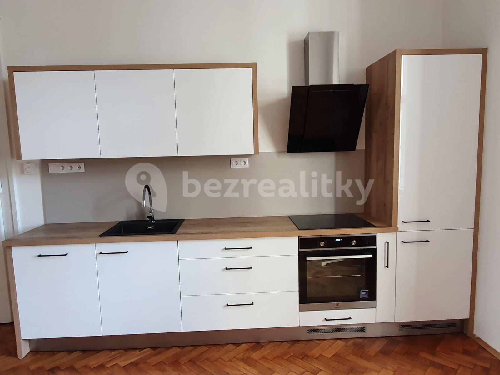 Prenájom bytu 3-izbový 72 m², Ostrovského, Praha, Praha Prenájom bytu 3-izbový 72 m², Ostrovského, Praha, Praha
