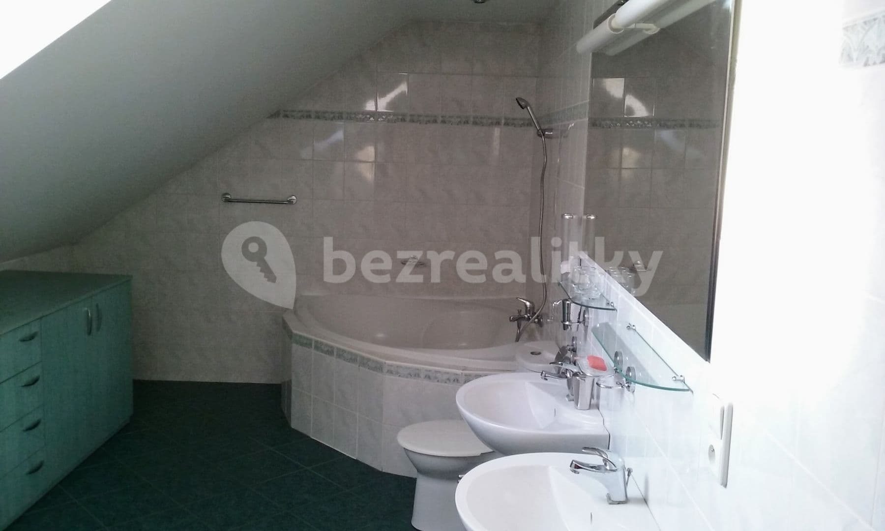 Prenájom bytu 4-izbový 228 m², 1. máje, Olomouc, Olomoucký kraj Prenájom bytu 4-izbový 228 m², 1. máje, Olomouc, Olomoucký kraj