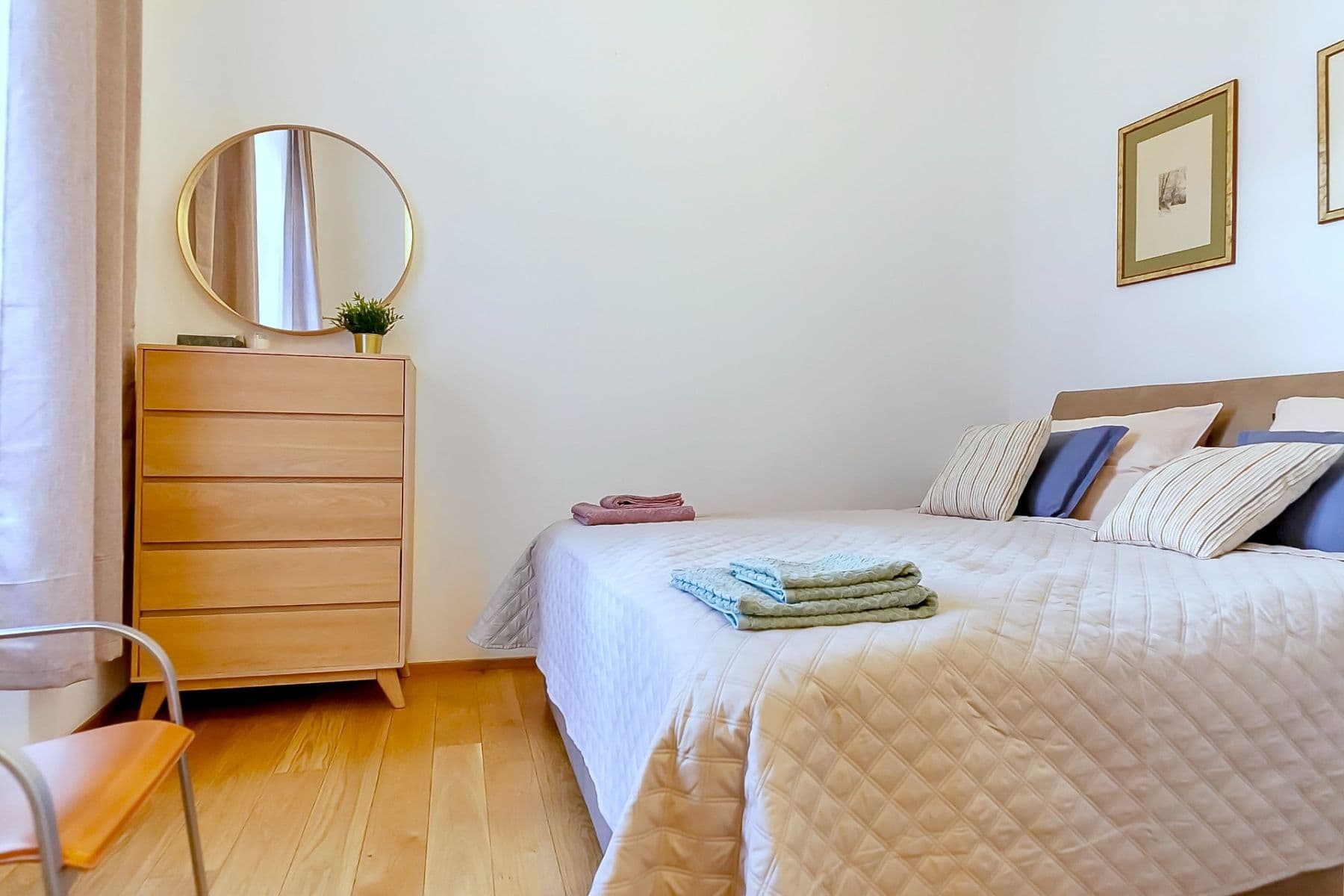 Prenájom bytu 2-izbový 57 m², Prvního pluku, Praha, Praha Prenájom bytu 2-izbový 57 m², Prvního pluku, Praha, Praha