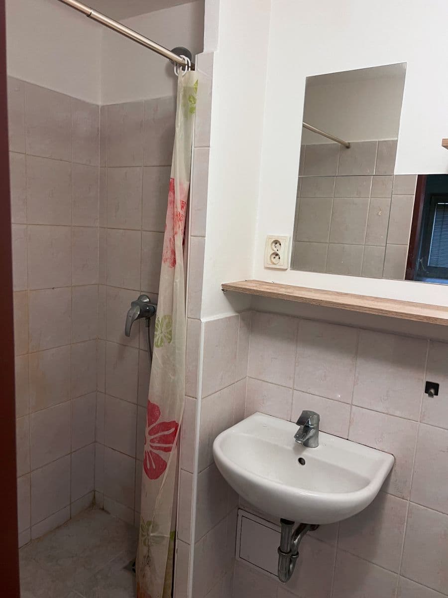 Prenájom bytu 1-izbový 15 m², Okrouhlická, Praha, Praha Prenájom bytu 1-izbový 15 m², Okrouhlická, Praha, Praha