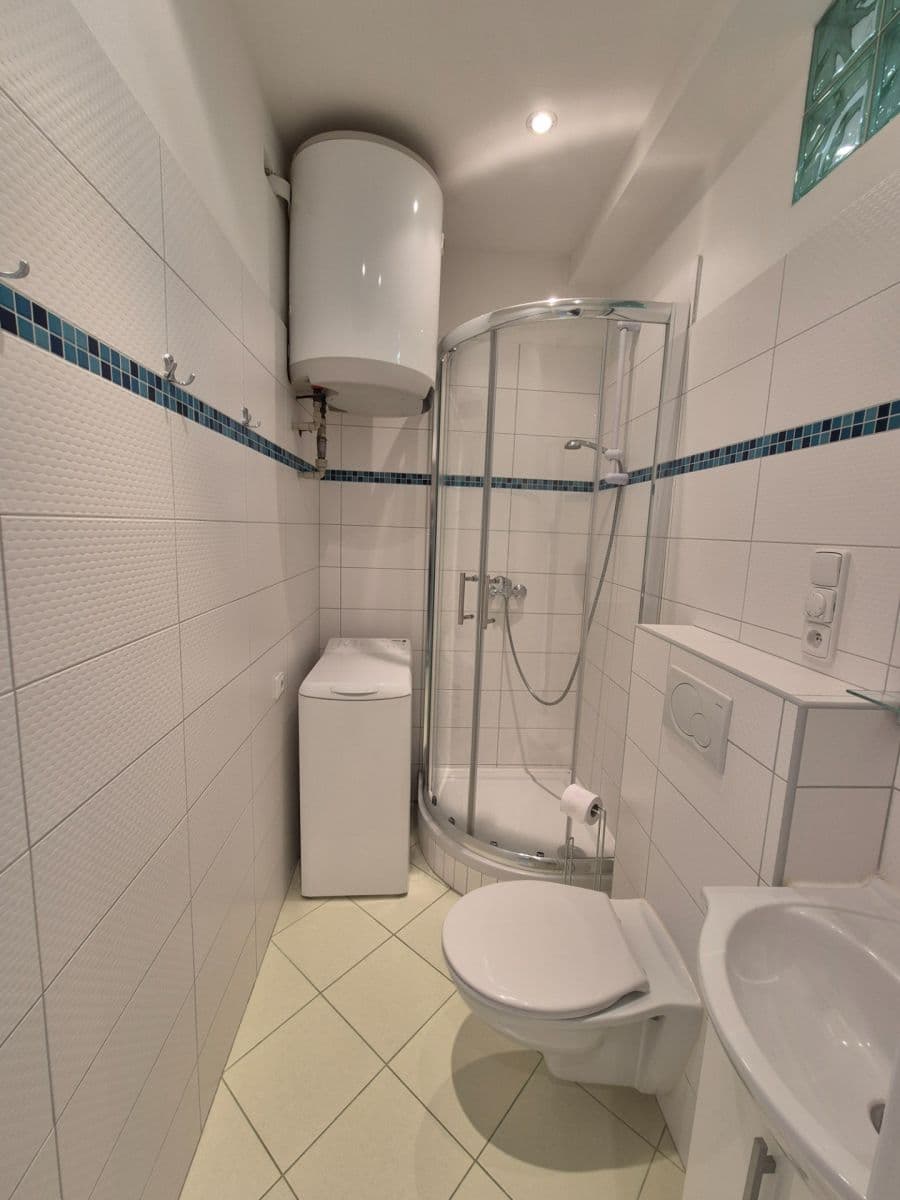 Prenájom bytu 1-izbový 30 m², Tolstého, Praha, Praha Prenájom bytu 1-izbový 30 m², Tolstého, Praha, Praha