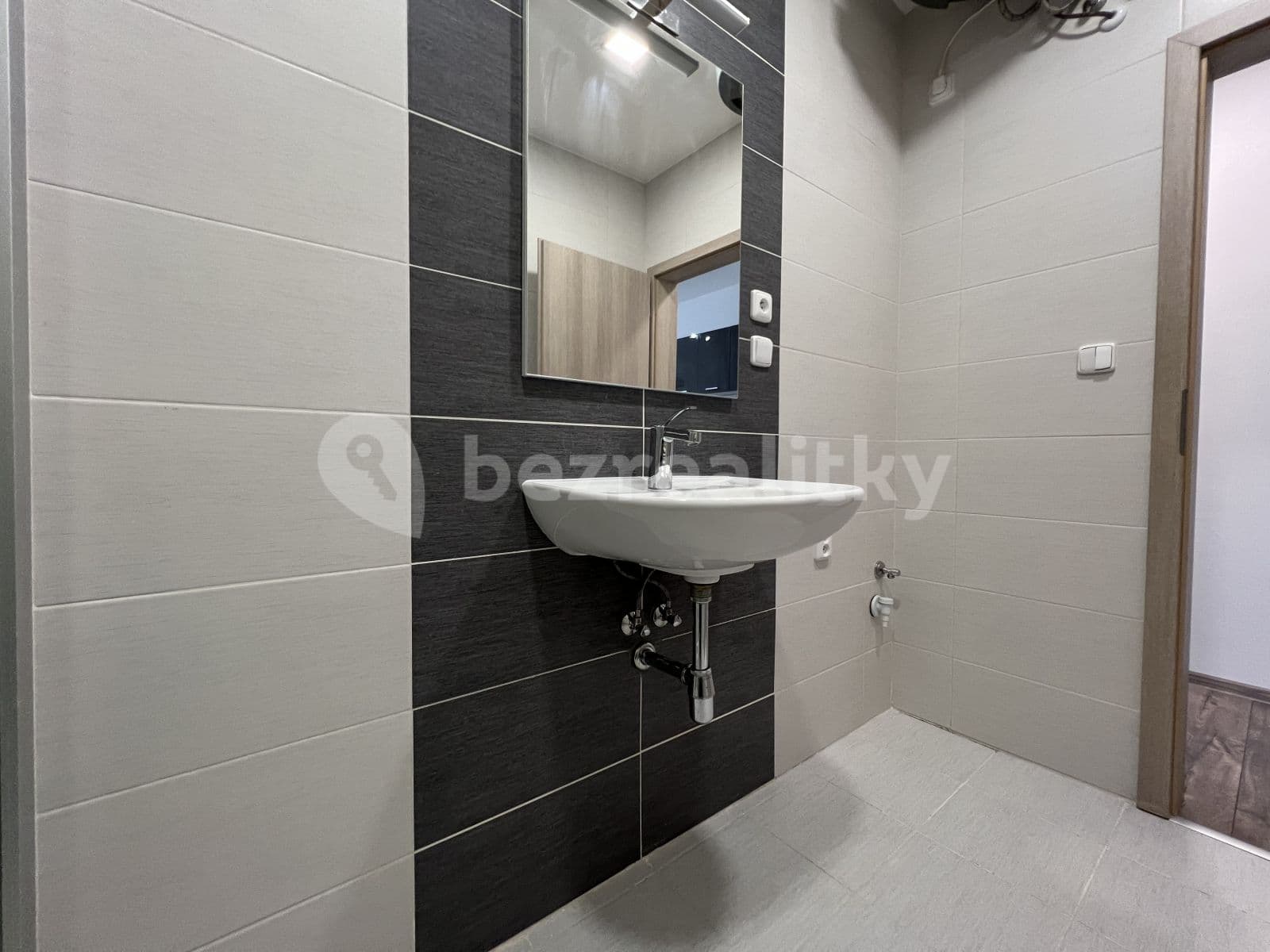 Prenájom bytu 1-izbový 33 m², Nad Vápenkami, Kladno, Středočeský kraj Prenájom bytu 1-izbový 33 m², Nad Vápenkami, Kladno, Středočeský kraj