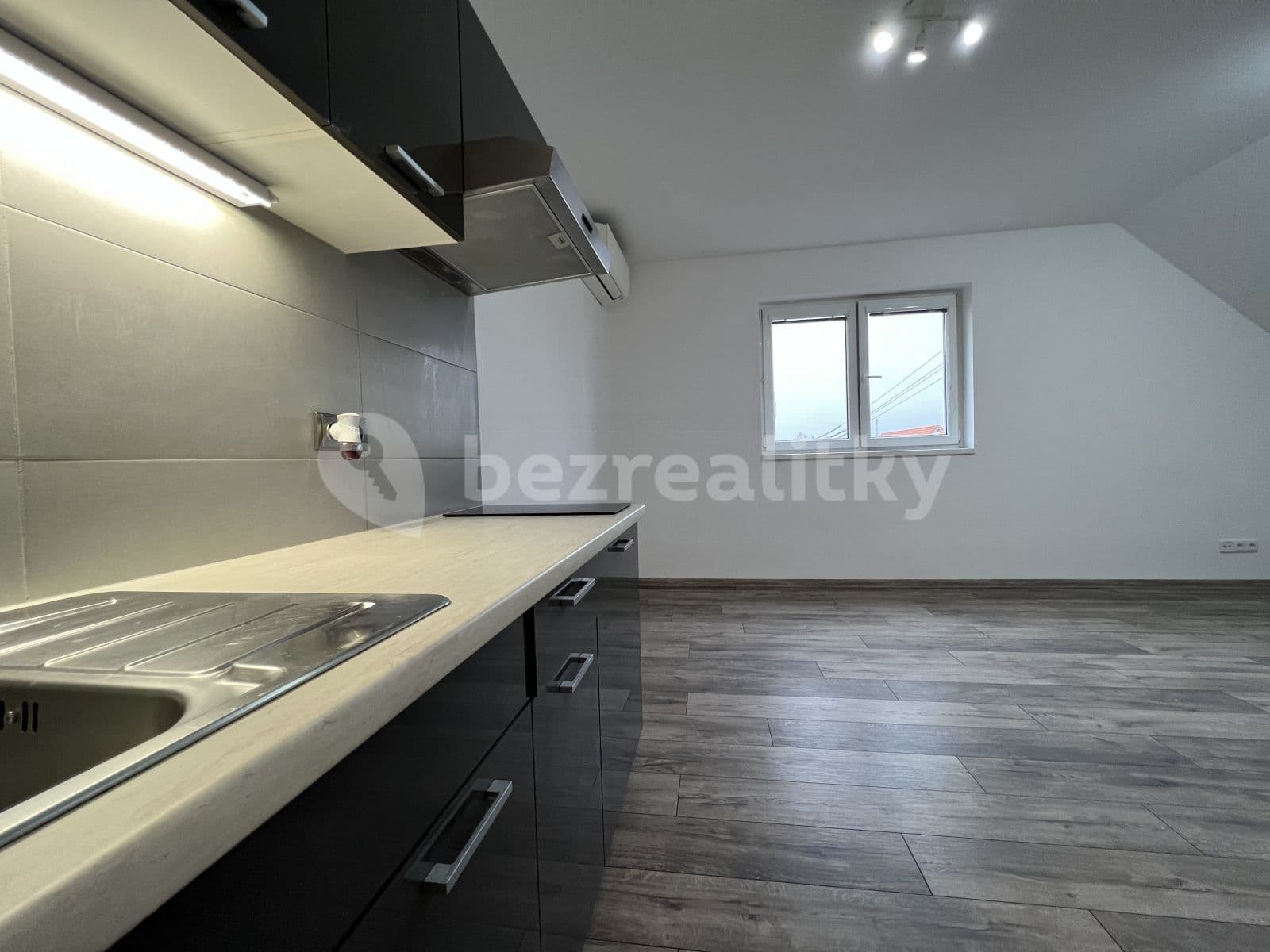 Prenájom bytu 1-izbový 33 m², Nad Vápenkami, Kladno, Středočeský kraj Prenájom bytu 1-izbový 33 m², Nad Vápenkami, Kladno, Středočeský kraj