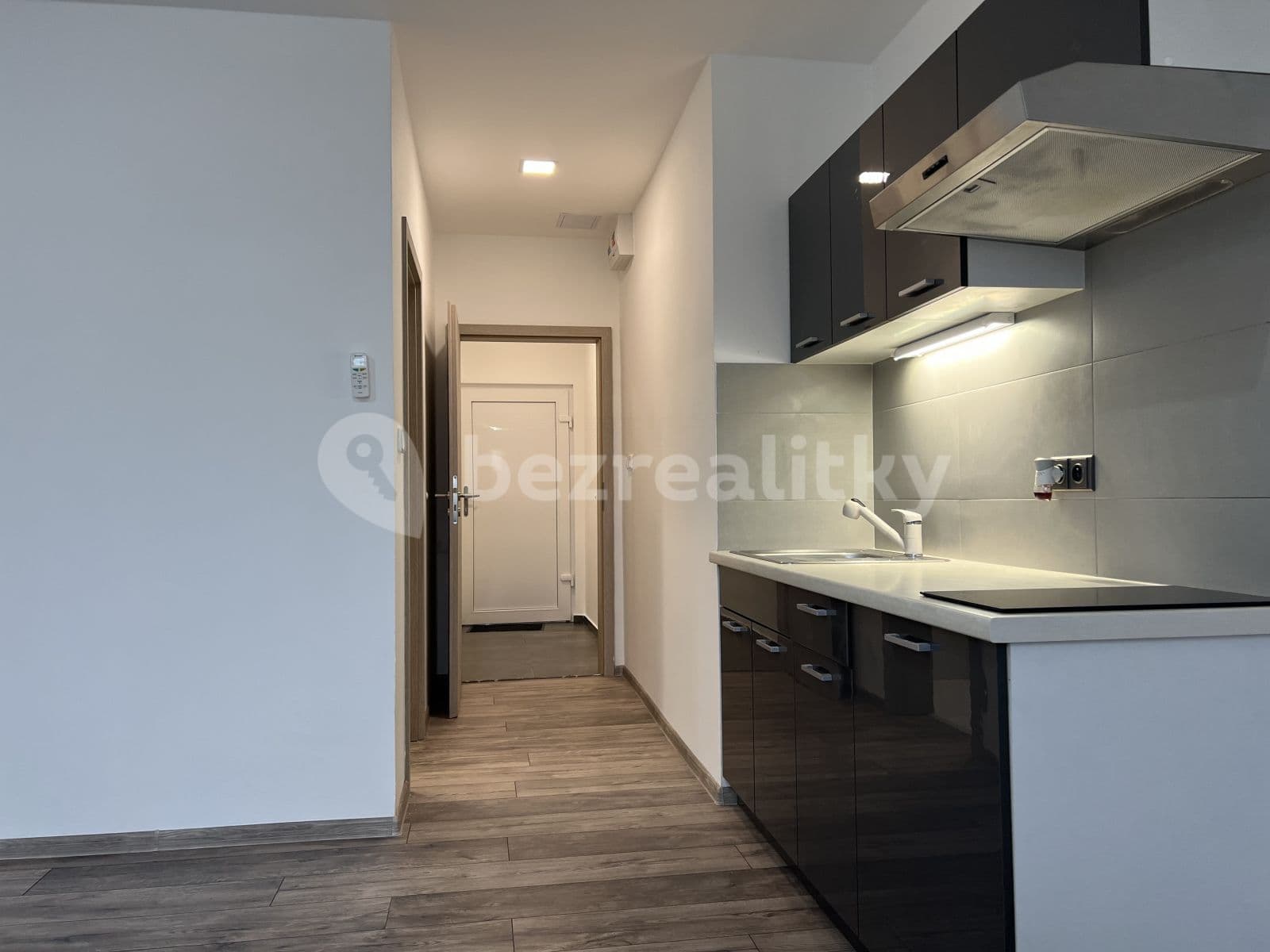 Prenájom bytu 1-izbový 33 m², Nad Vápenkami, Kladno, Středočeský kraj Prenájom bytu 1-izbový 33 m², Nad Vápenkami, Kladno, Středočeský kraj