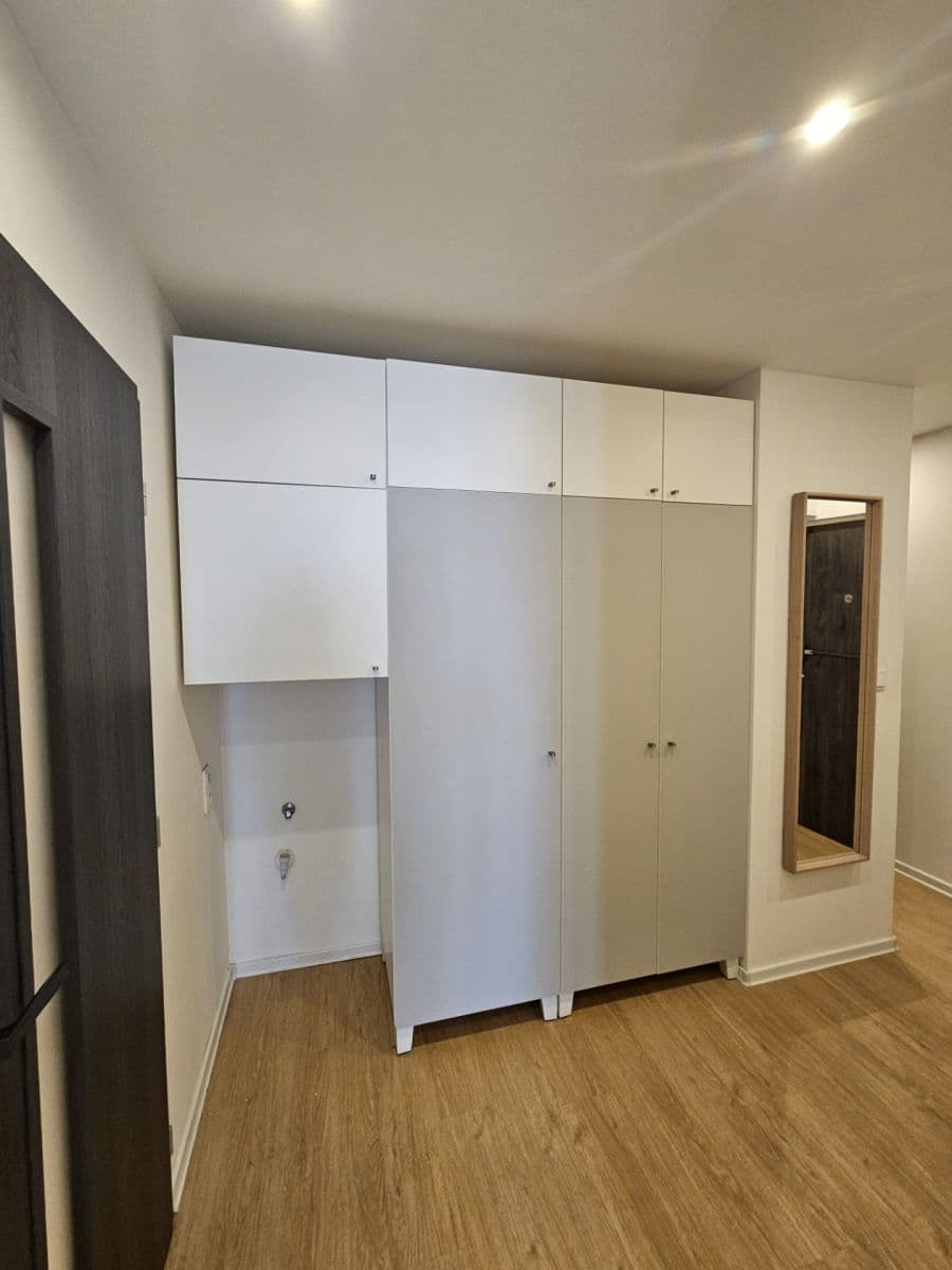 Prenájom bytu 3-izbový 56 m², Katovická, Praha, Praha Prenájom bytu 3-izbový 56 m², Katovická, Praha, Praha