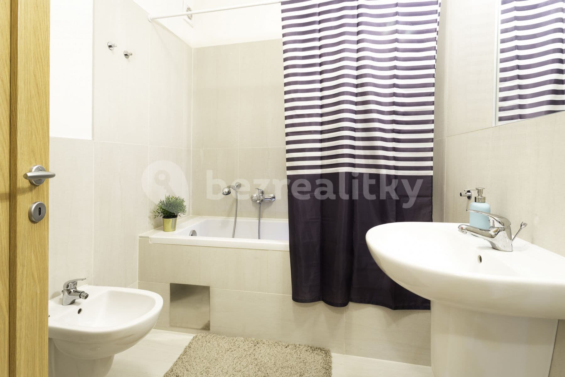 Prenájom bytu 2-izbový 55 m², Rumunská, Praha, Praha Prenájom bytu 2-izbový 55 m², Rumunská, Praha, Praha