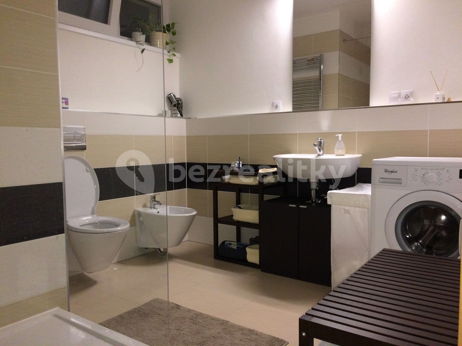 Prenájom bytu 2-izbový 73 m², U Roháčových kasáren, Praha, Praha Prenájom bytu 2-izbový 73 m², U Roháčových kasáren, Praha, Praha