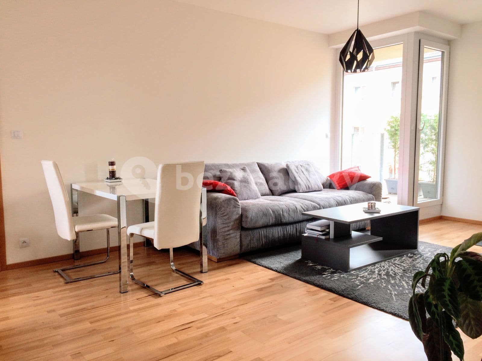 Prenájom bytu 2-izbový 73 m², U Roháčových kasáren, Praha, Praha Prenájom bytu 2-izbový 73 m², U Roháčových kasáren, Praha, Praha