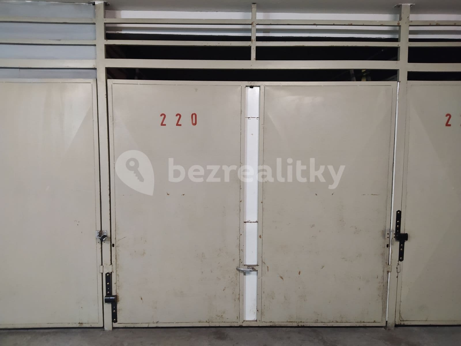 Prenájom garáže 13 m², K Dolům, Praha, Praha Prenájom garáže 13 m², K Dolům, Praha, Praha
