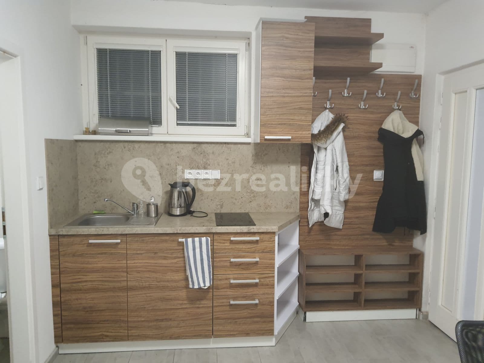 Prenájom bytu 1-izbový 24 m², 28. pluku, Praha, Praha Prenájom bytu 1-izbový 24 m², 28. pluku, Praha, Praha