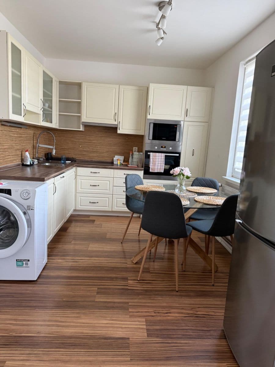 Prenájom bytu 2-izbový 62 m², Průběžná, Nupaky, Středočeský kraj Prenájom bytu 2-izbový 62 m², Průběžná, Nupaky, Středočeský kraj