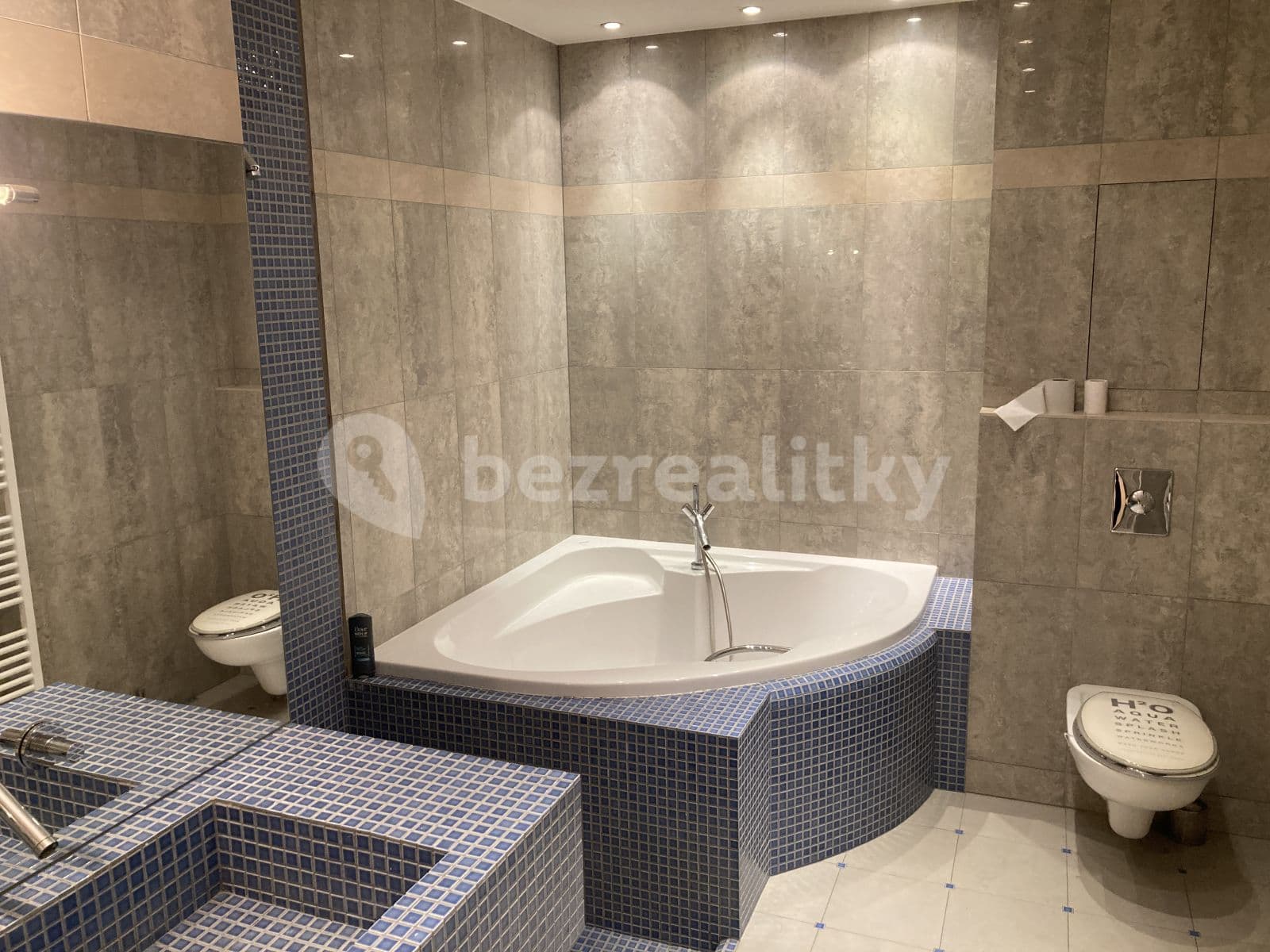 Prenájom bytu 2-izbový 66 m², náměstí Jiřího z Lobkovic, Praha, Praha Prenájom bytu 2-izbový 66 m², náměstí Jiřího z Lobkovic, Praha, Praha