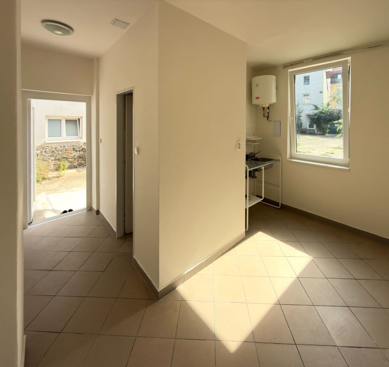 Prenájom bytu 1-izbový 18 m², Zbynická, Praha, Praha Prenájom bytu 1-izbový 18 m², Zbynická, Praha, Praha