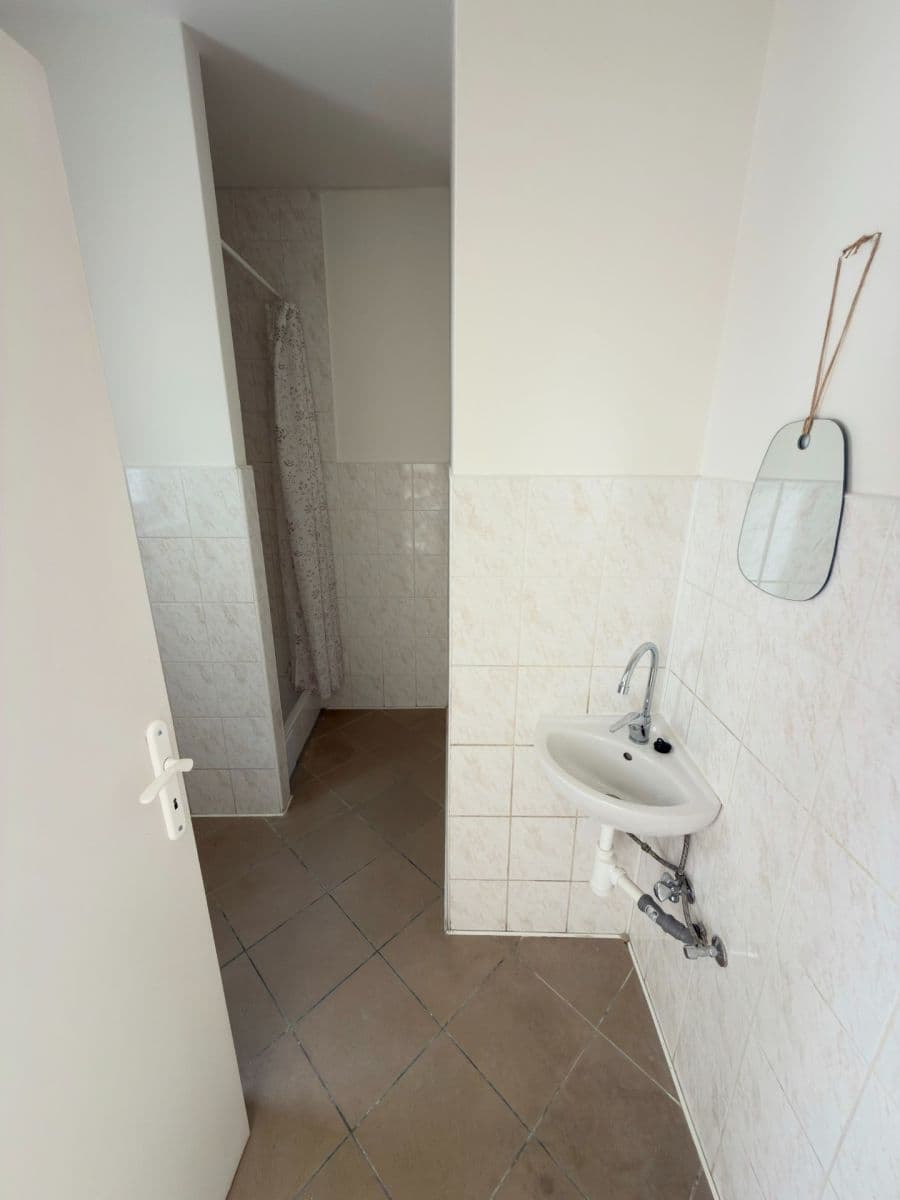 Prenájom bytu 1-izbový 18 m², Zbynická, Praha, Praha Prenájom bytu 1-izbový 18 m², Zbynická, Praha, Praha