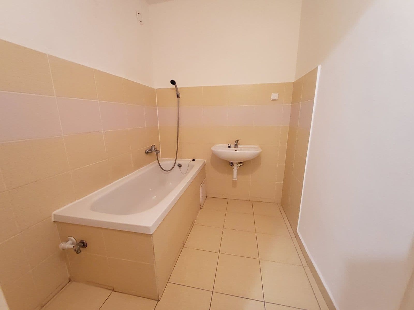 Prenájom bytu 3-izbový 76 m², Československé armády, Frýdek-Místek, Moravskoslezský kraj Prenájom bytu 3-izbový 76 m², Československé armády, Frýdek-Místek, Moravskoslezský kraj