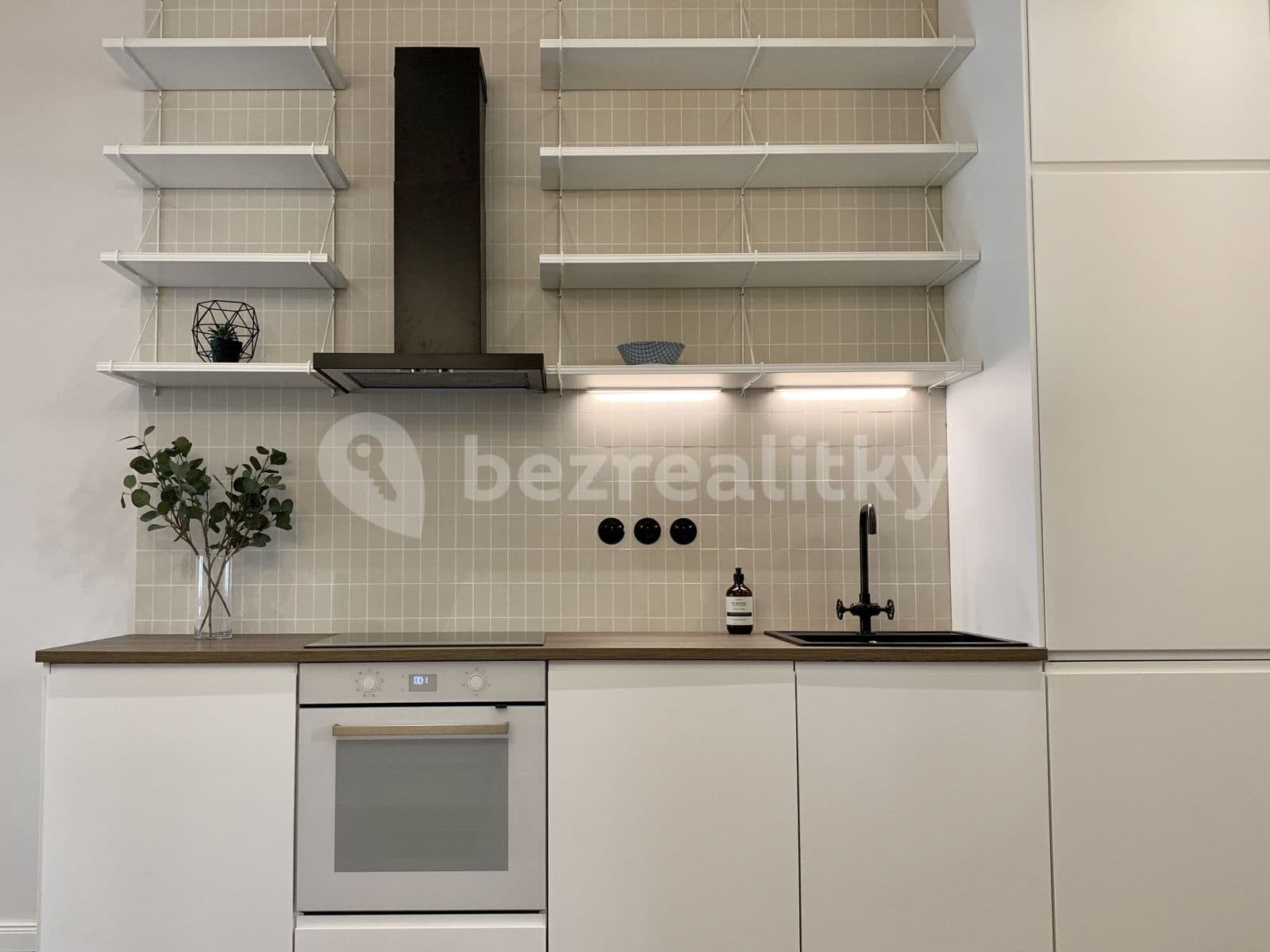 Prenájom bytu 2-izbový 66 m², Štefánikova, Praha, Praha Prenájom bytu 2-izbový 66 m², Štefánikova, Praha, Praha