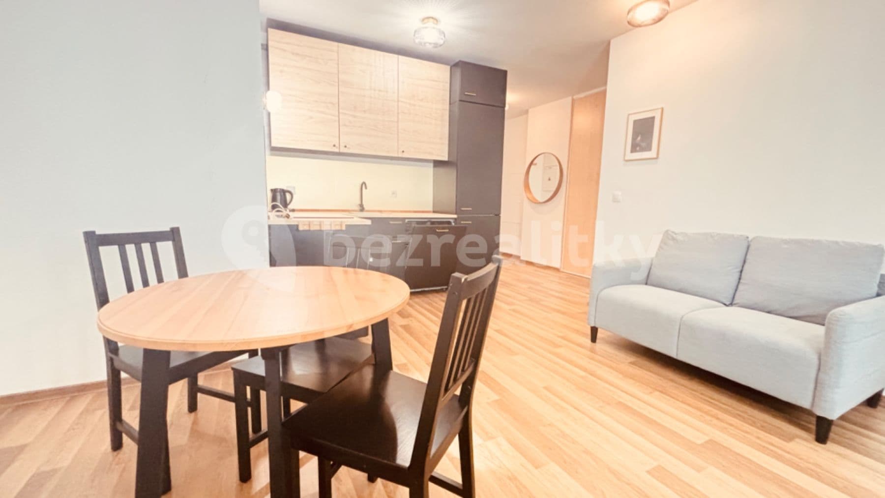 Prenájom bytu 2-izbový 45 m², Mickiewiczova, Bratislava - mestská časť Staré Mesto, Bratislavský kraj Prenájom bytu 2-izbový 45 m², Mickiewiczova, Bratislava - mestská časť Staré Mesto, Bratislavský kraj