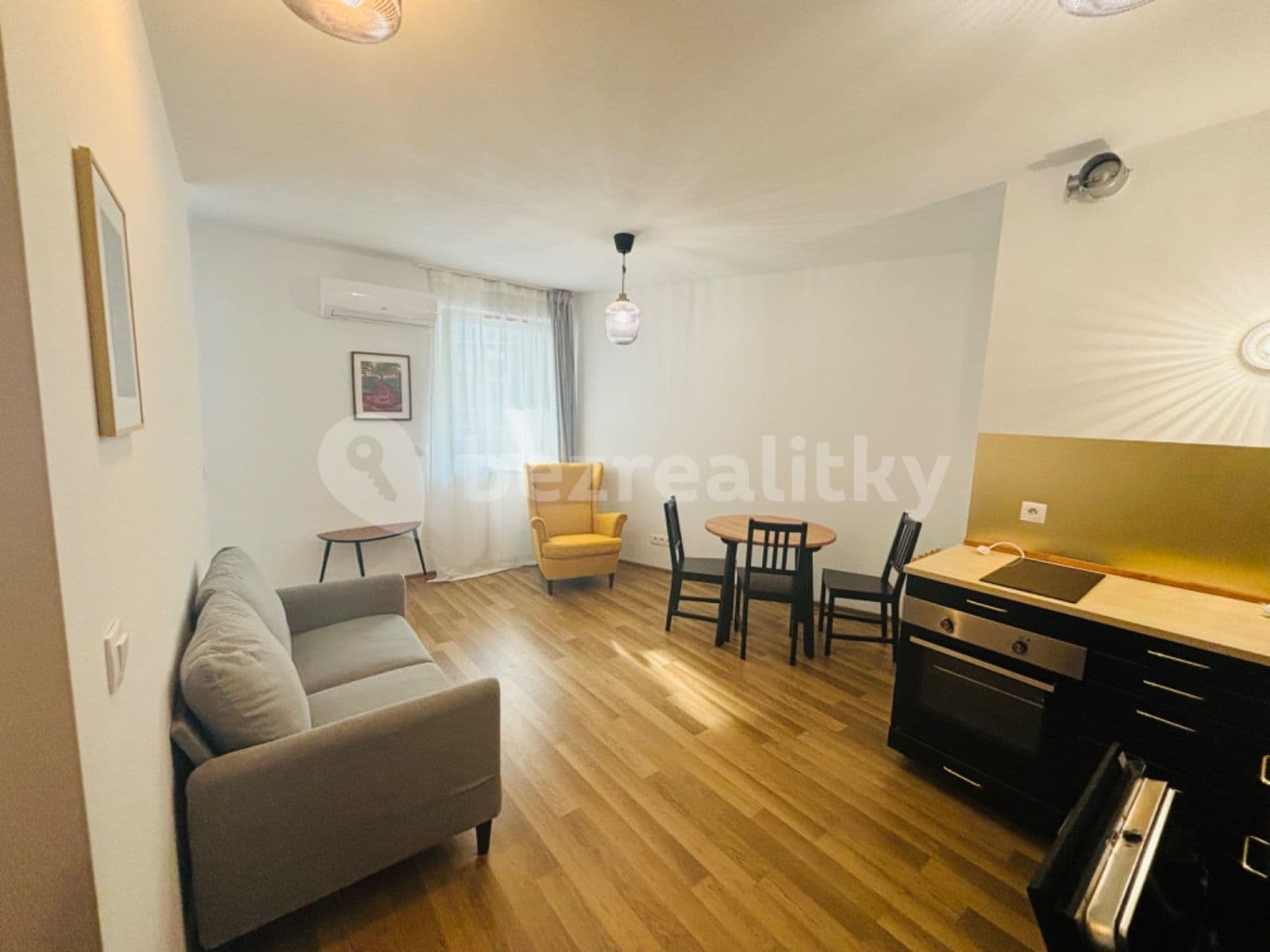 Prenájom bytu 2-izbový 45 m², Mickiewiczova, Bratislava - mestská časť Staré Mesto, Bratislavský kraj Prenájom bytu 2-izbový 45 m², Mickiewiczova, Bratislava - mestská časť Staré Mesto, Bratislavský kraj