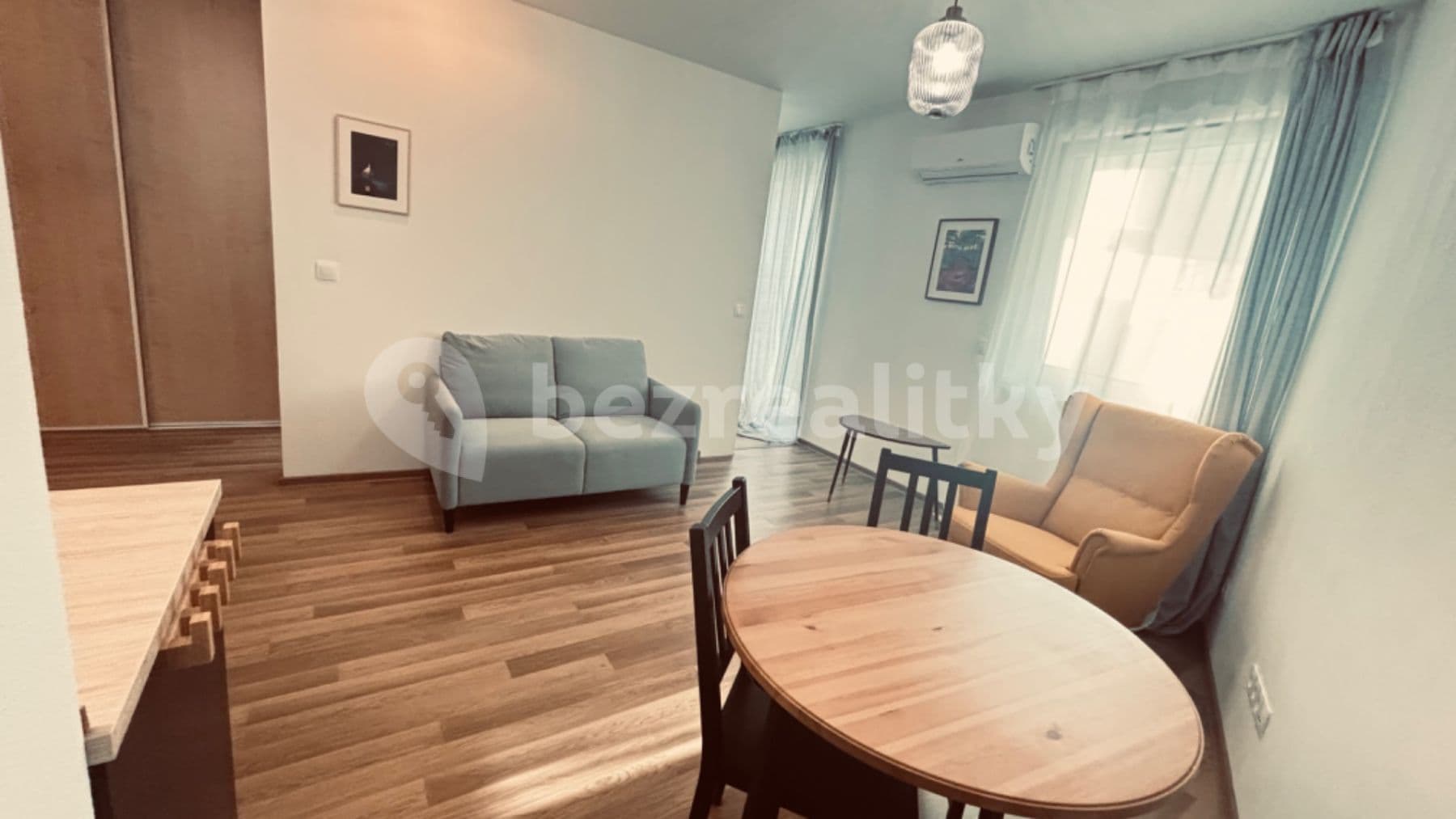 Prenájom bytu 2-izbový 45 m², Mickiewiczova, Bratislava - mestská časť Staré Mesto, Bratislavský kraj Prenájom bytu 2-izbový 45 m², Mickiewiczova, Bratislava - mestská časť Staré Mesto, Bratislavský kraj