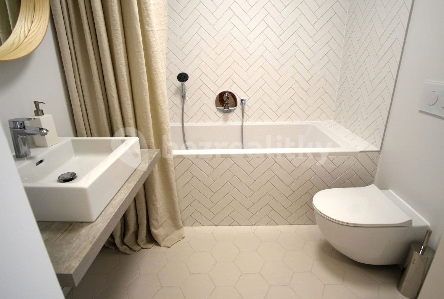 Prenájom bytu 1-izbový 43 m², U Hranic, Praha, Praha Prenájom bytu 1-izbový 43 m², U Hranic, Praha, Praha