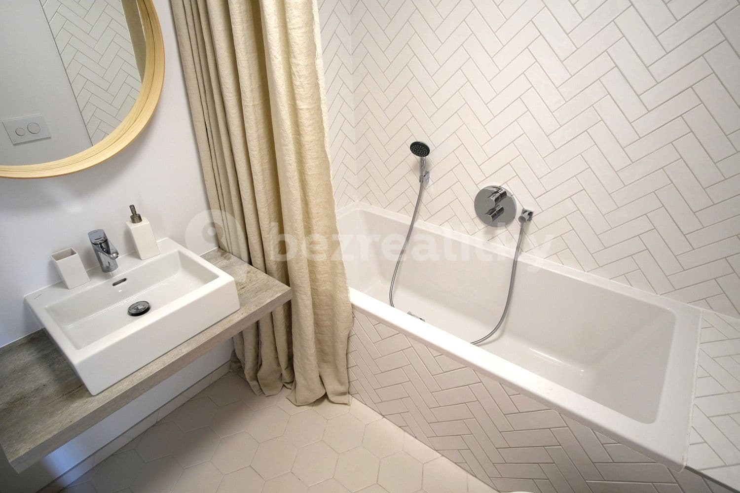 Prenájom bytu 1-izbový 43 m², U Hranic, Praha, Praha Prenájom bytu 1-izbový 43 m², U Hranic, Praha, Praha