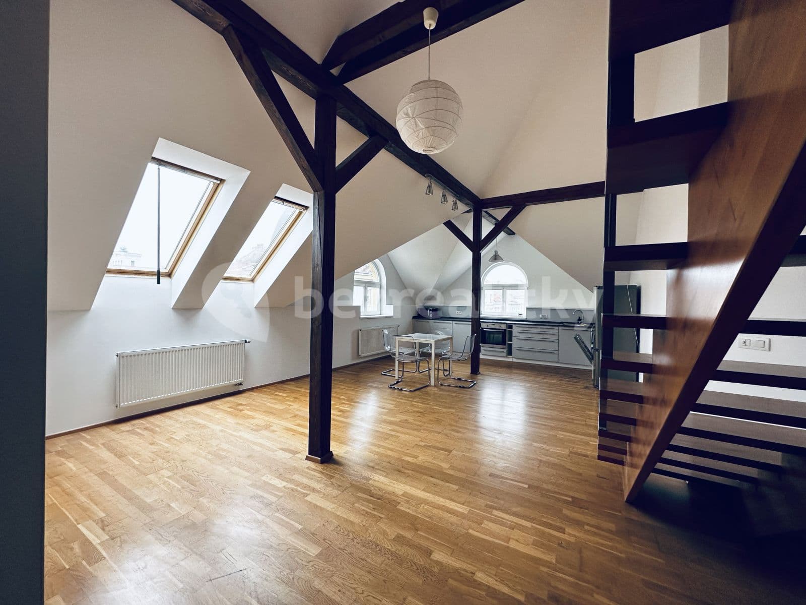 Prenájom bytu 3-izbový 100 m², Nitranská, Praha, Praha Prenájom bytu 3-izbový 100 m², Nitranská, Praha, Praha