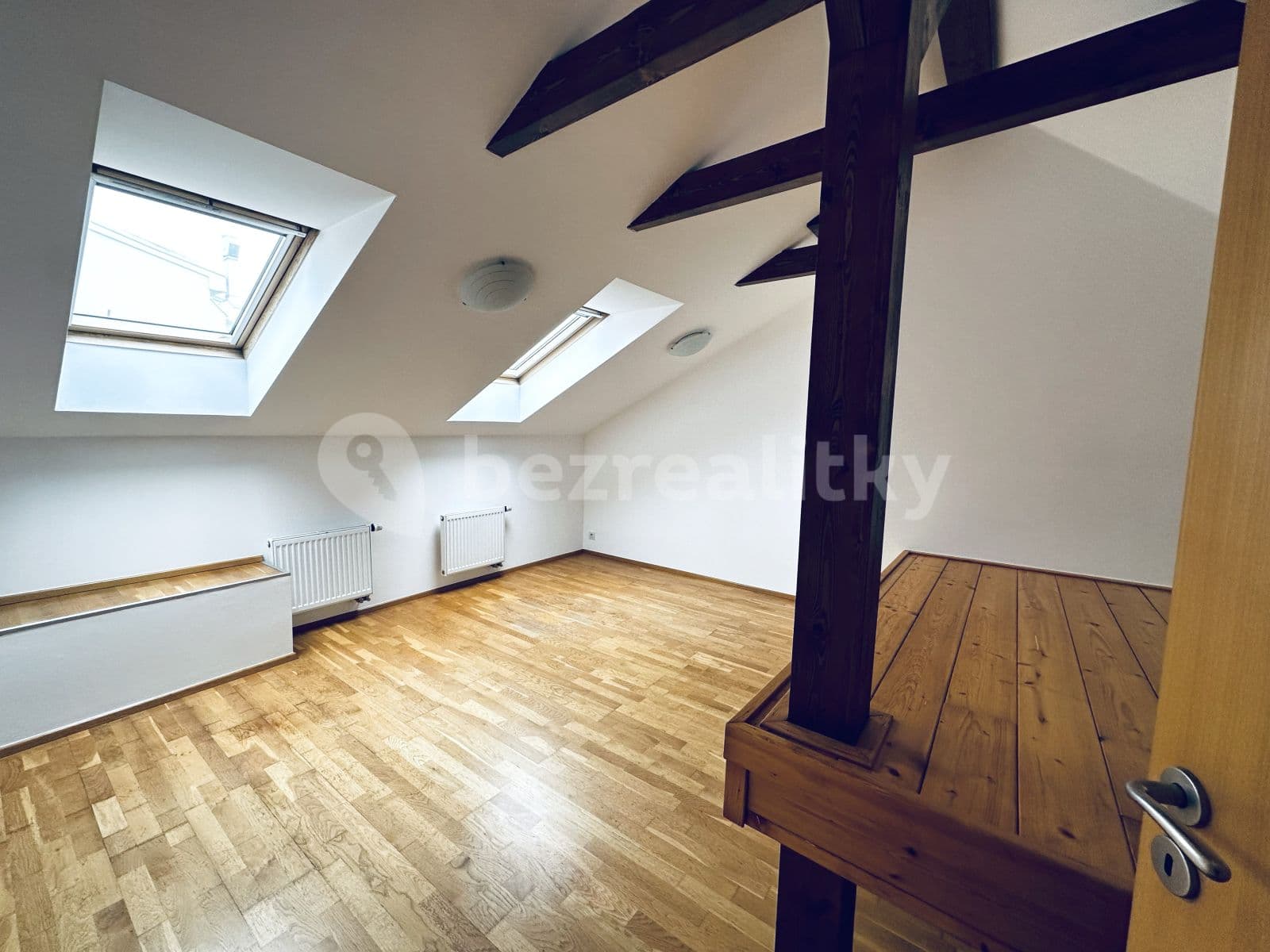 Prenájom bytu 3-izbový 100 m², Nitranská, Praha, Praha Prenájom bytu 3-izbový 100 m², Nitranská, Praha, Praha