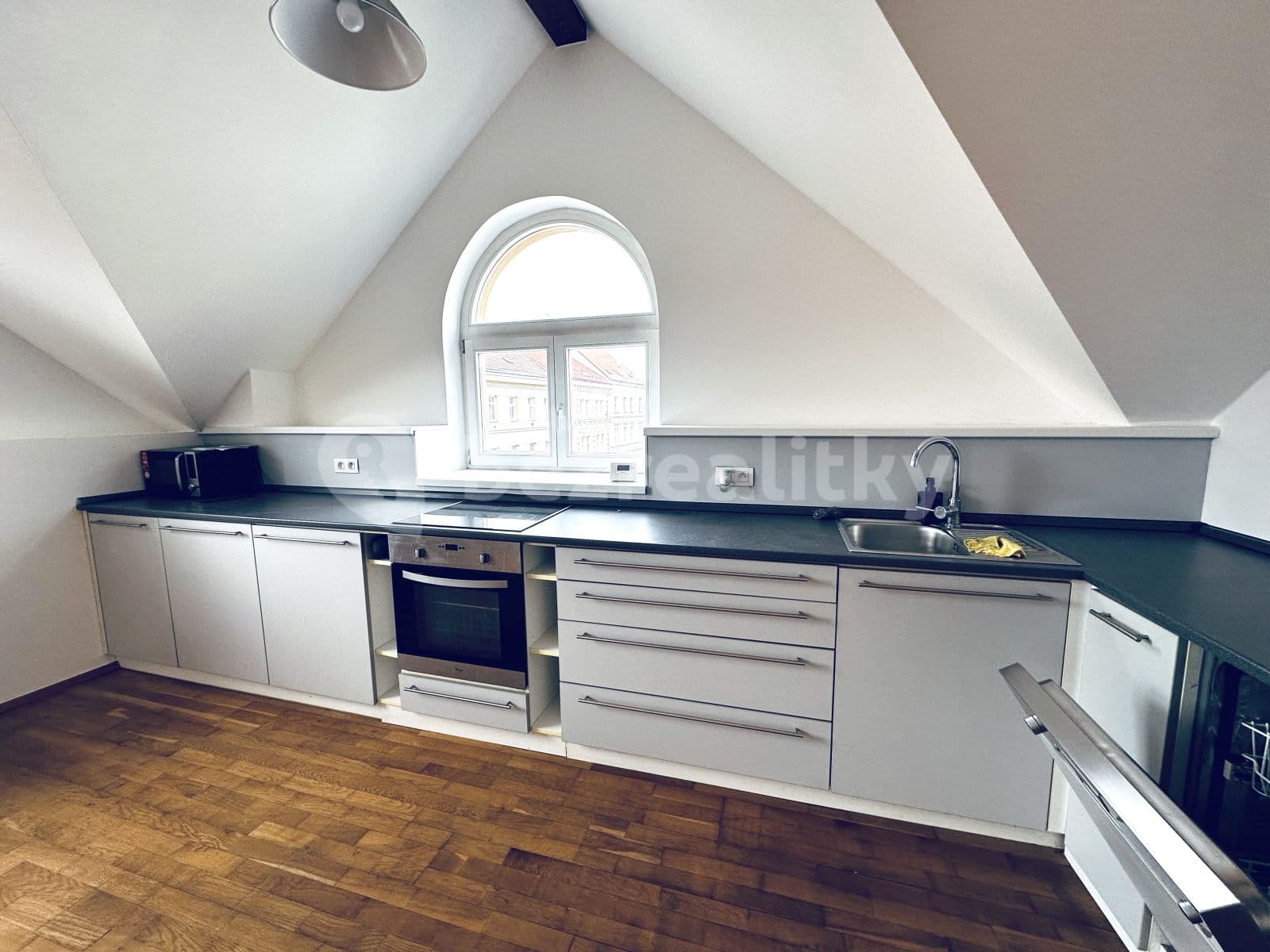 Prenájom bytu 3-izbový 100 m², Nitranská, Praha, Praha Prenájom bytu 3-izbový 100 m², Nitranská, Praha, Praha