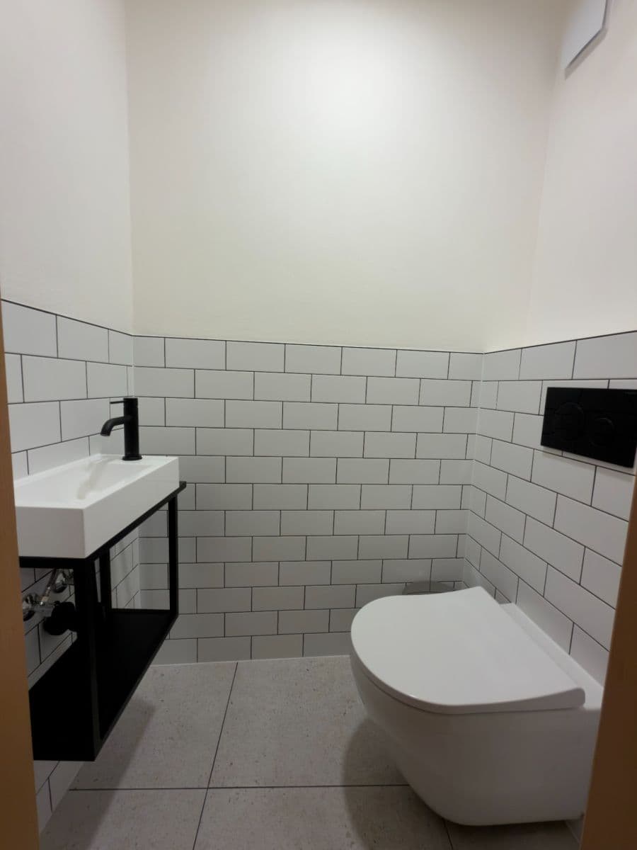 Prenájom bytu 3-izbový 100 m², Nitranská, Praha, Praha Prenájom bytu 3-izbový 100 m², Nitranská, Praha, Praha