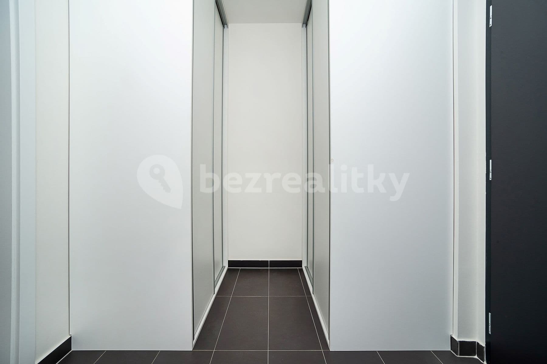 Prenájom bytu 1-izbový 43 m², Škrábkových, Praha, Praha Prenájom bytu 1-izbový 43 m², Škrábkových, Praha, Praha