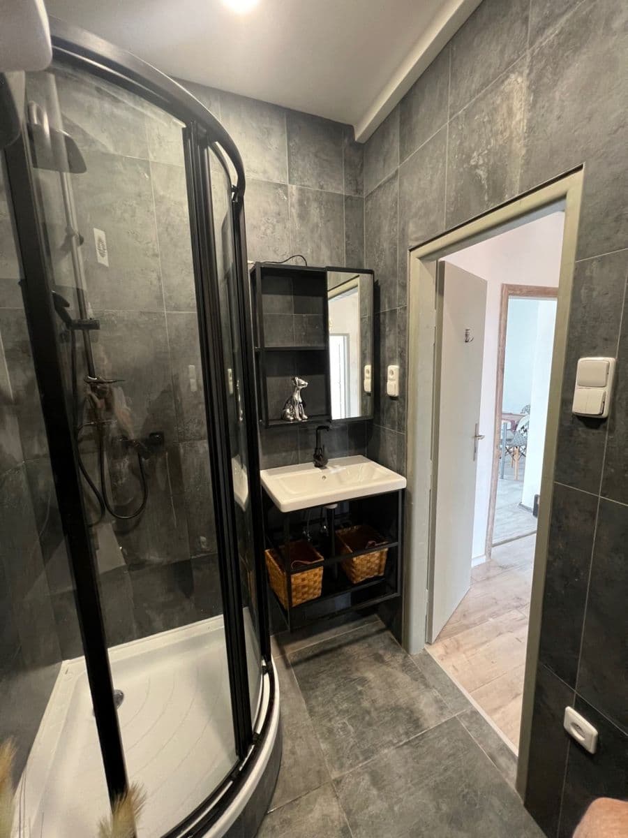 Prenájom bytu 2-izbový 56 m², Sdružení, Praha, Praha Prenájom bytu 2-izbový 56 m², Sdružení, Praha, Praha