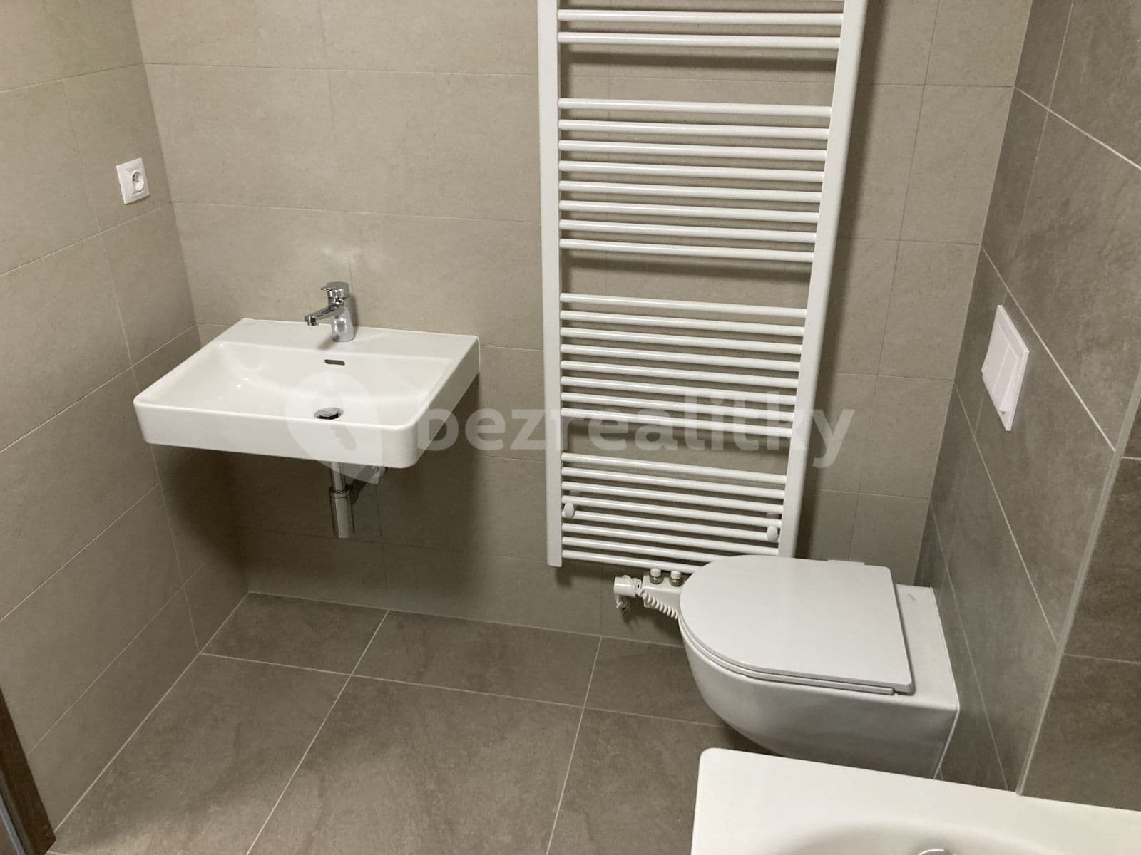 Prenájom bytu 1-izbový 37 m², Pod Viaduktem, Praha, Praha Prenájom bytu 1-izbový 37 m², Pod Viaduktem, Praha, Praha