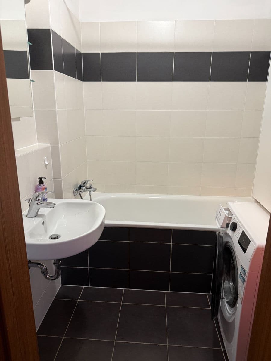 Prenájom bytu 2-izbový 52 m², Nárožní, Praha, Praha Prenájom bytu 2-izbový 52 m², Nárožní, Praha, Praha