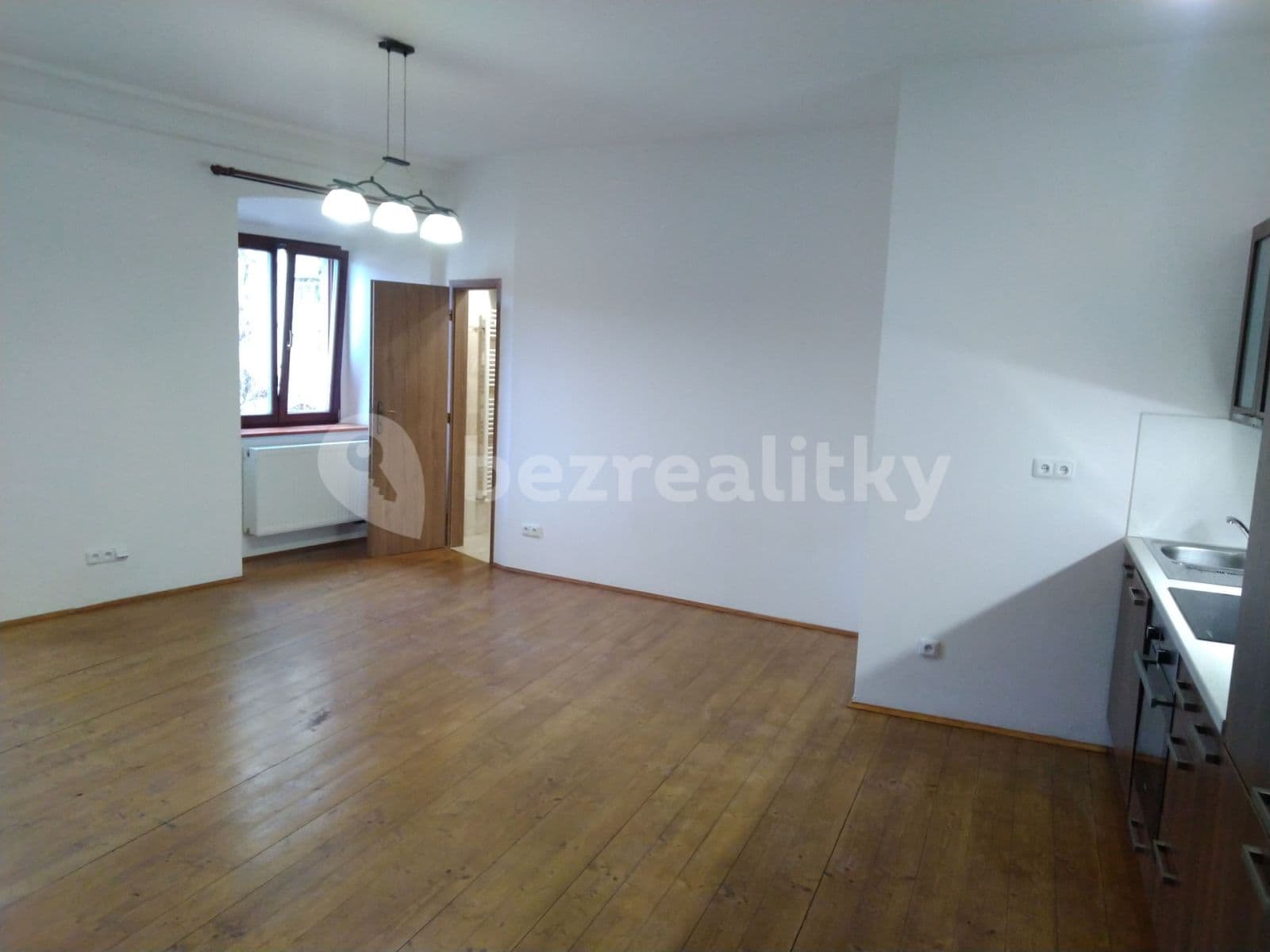 Prenájom bytu 2-izbový 39 m², Kynského, Slaný, Středočeský kraj